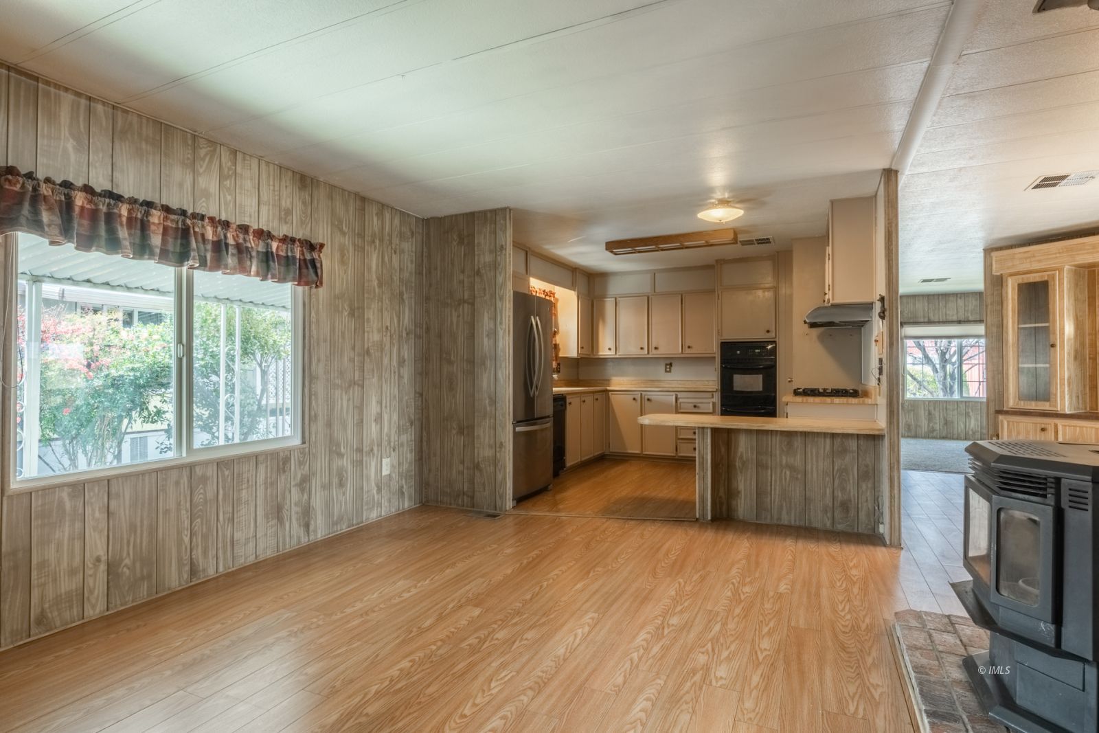 1358 MacGregor Avenue Bishop, CA 93514 - Photo 11 of 30 a kitchen with granite countertop a stove top oven a sink dishwasher and a refrigerator with wooden floor