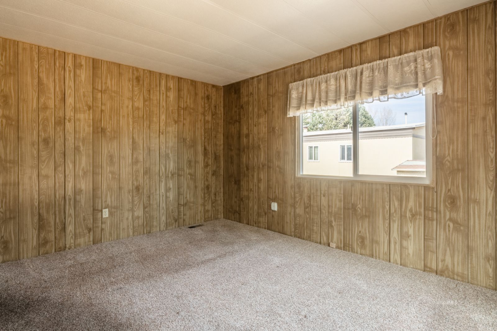 1358 MacGregor Avenue Bishop, CA 93514 - Photo 18 of 30 a view of an empty room with a window