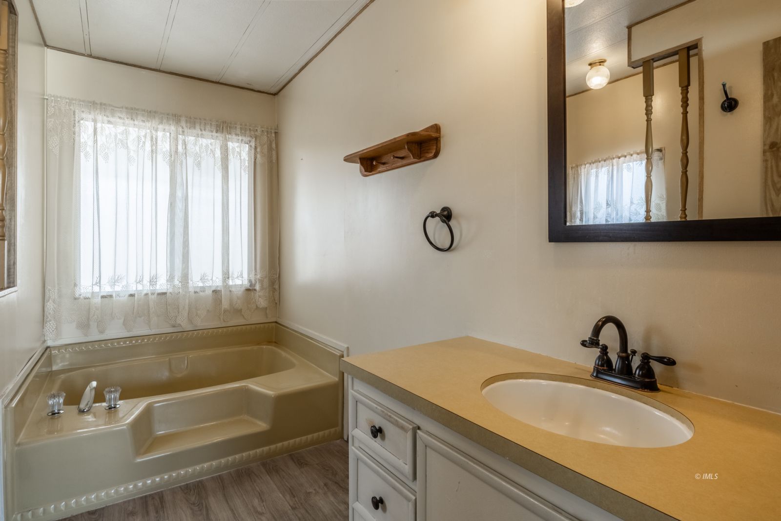 1358 MacGregor Avenue Bishop, CA 93514 - Photo 19 of 30 a bathroom with a tub sink and mirror