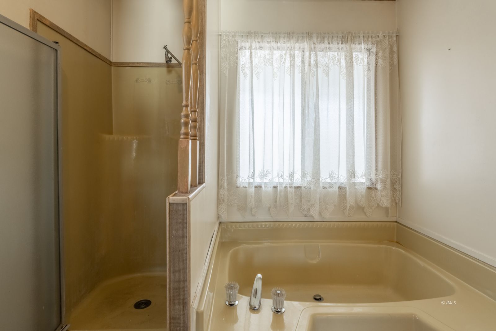 1358 MacGregor Avenue Bishop, CA 93514 - Photo 20 of 30 a bathroom with a shower and a bathtub