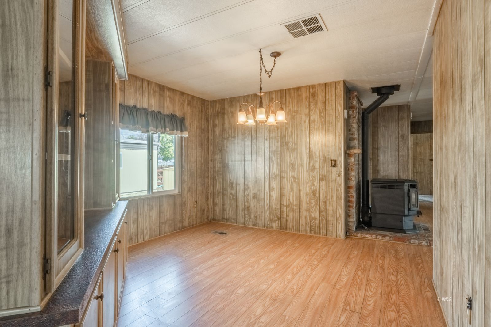 1358 MacGregor Avenue Bishop, CA 93514 - Photo 4 of 30 a view of empty room with wooden floor and fan