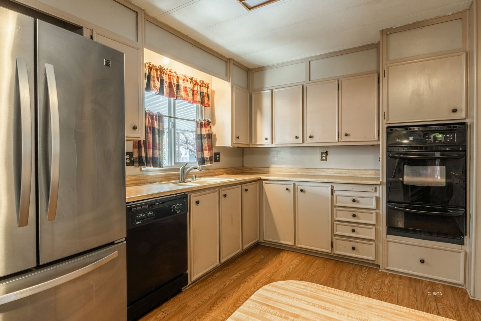 1358 MacGregor Avenue Bishop, CA 93514 - Photo 8 of 30 a kitchen with granite countertop a refrigerator and a sink