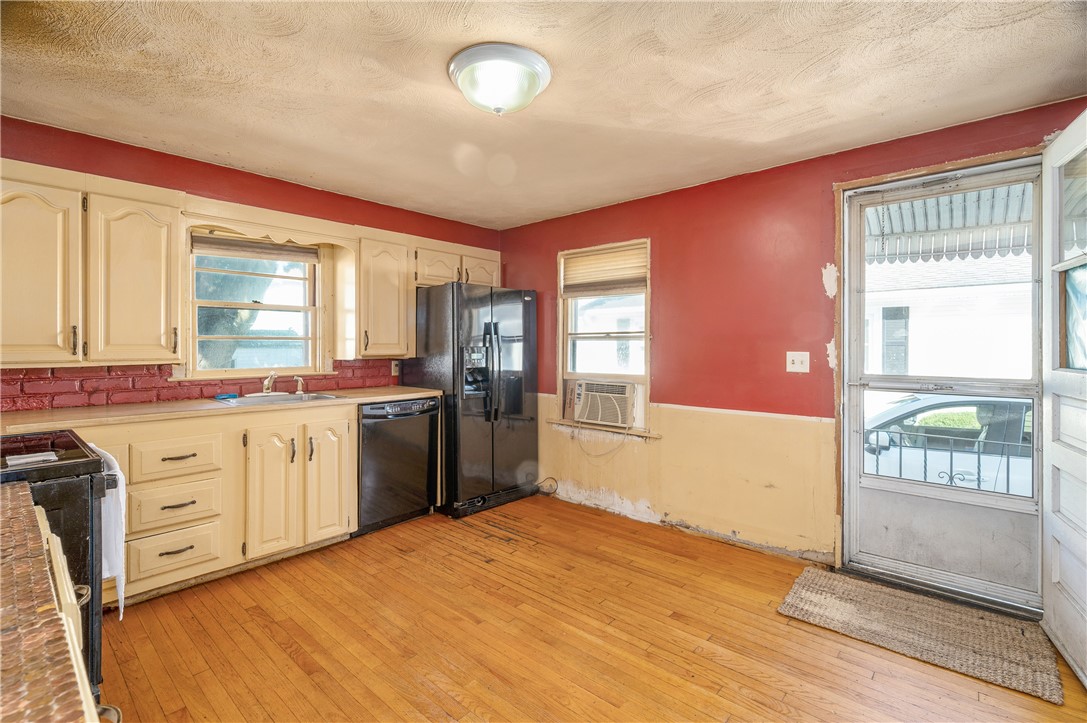 84 Farrell Street Pawtucket, RI 02861 - Photo 4 of 24