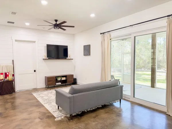 $1,500,000 | 285 J W Hollington Road, Freeport, FL 32439
