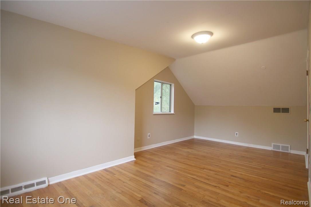 132 South Roslyn Road Waterford, MI 48328 - Photo 15 of 20 Roslyn Upper Bedroom 1.jpg