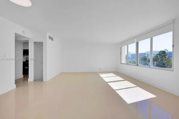$2,490 | 1000 West Avenue, Unit 301, Miami Beach, FL 33139