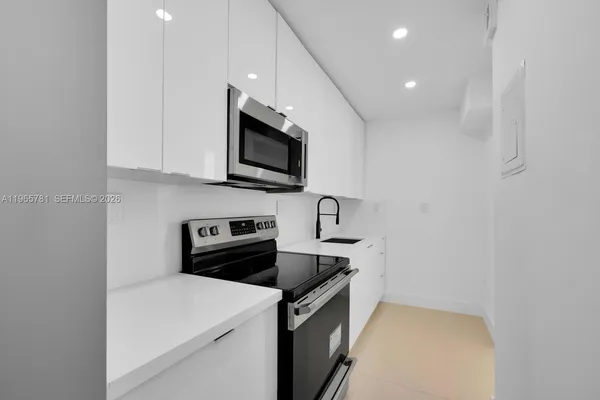 $2,490 | 1000 West Avenue, Unit 301, Miami Beach, FL 33139
