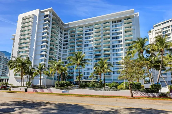 $2,490 | 1000 West Avenue, Unit 301, Miami Beach, FL 33139