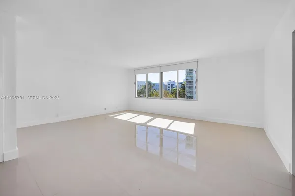 $2,490 | 1000 West Avenue, Unit 301, Miami Beach, FL 33139