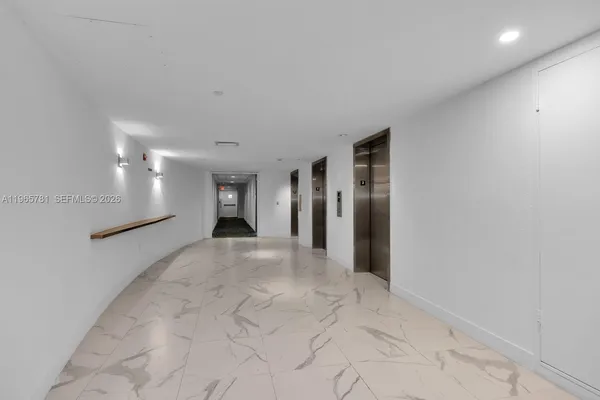$2,490 | 1000 West Avenue, Unit 301, Miami Beach, FL 33139