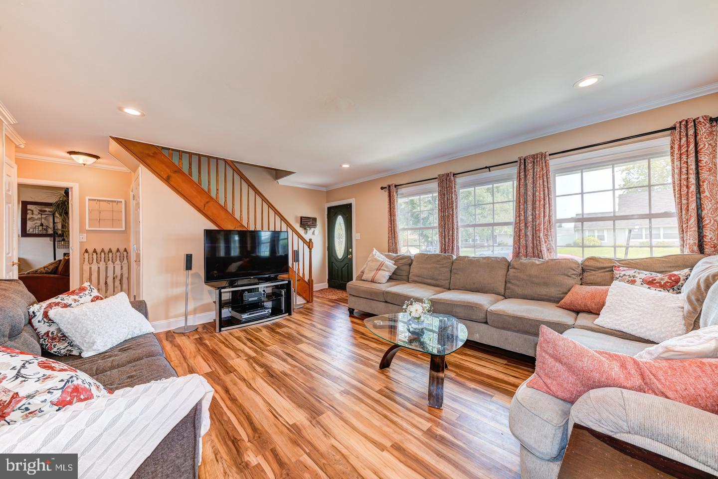 41 Middle Road Levittown, PA 19056 - Photo 3 of 22 Gallery Image 3