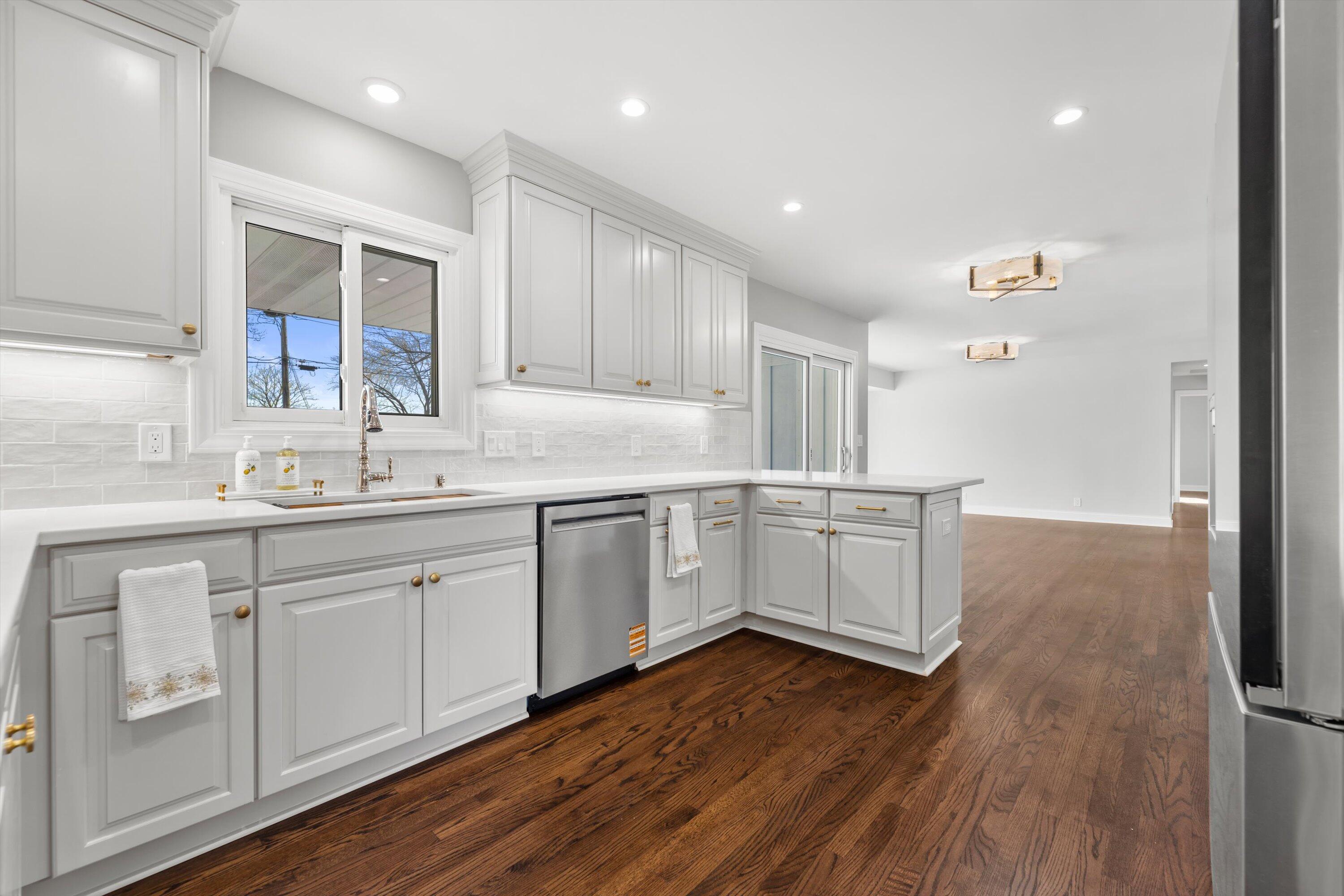 850 North Janacek Road Brookfield, WI 53045 - Photo 4 of 54 Kitchen