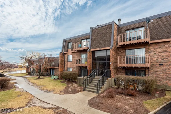 $165,000 | 631 Derry Court, Unit 2C, Schaumburg, IL 60193