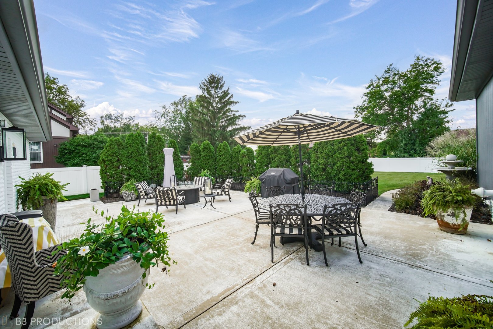 238 Larch Road Frankfort, IL 60423 - Photo 24 of 27 a view of a tables and chairs in patio