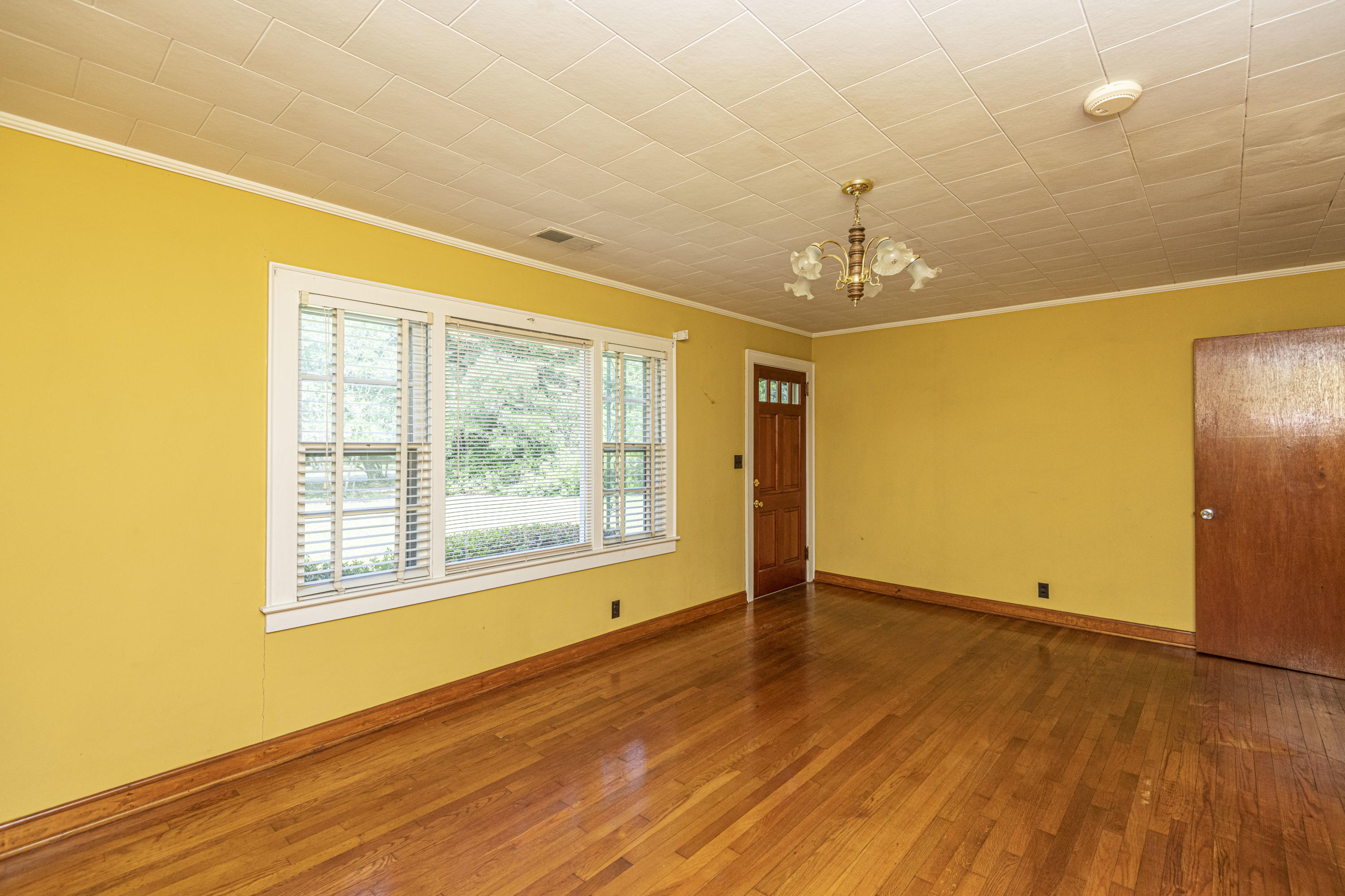 316 Wappoo Road Charleston, SC 29407 - Photo 7 of 28 Living Room