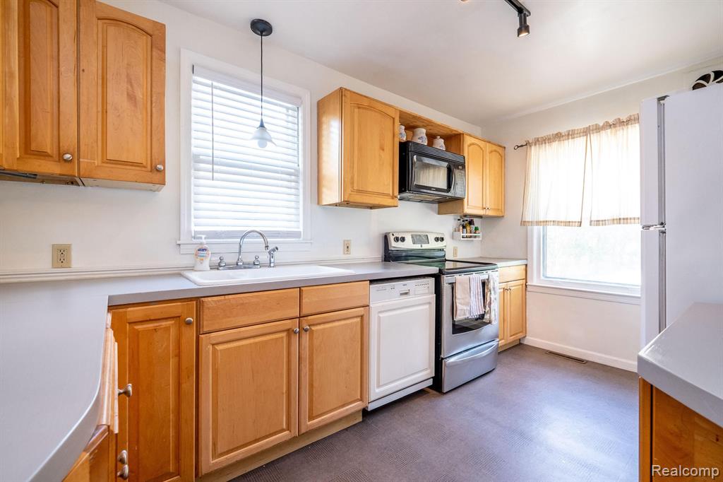 1776 Hampton Road Grosse Pointe Woods, MI 48236 - Photo 14 of 45
