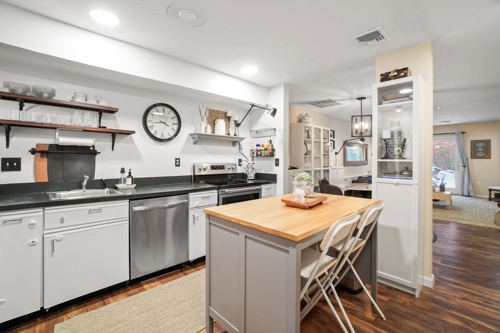 1400 Lagrange Street, Unit 1404 Boston, MA 02459 - Photo 9 of 30