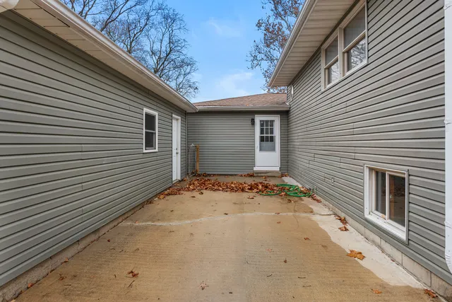 a view of backyard of the house