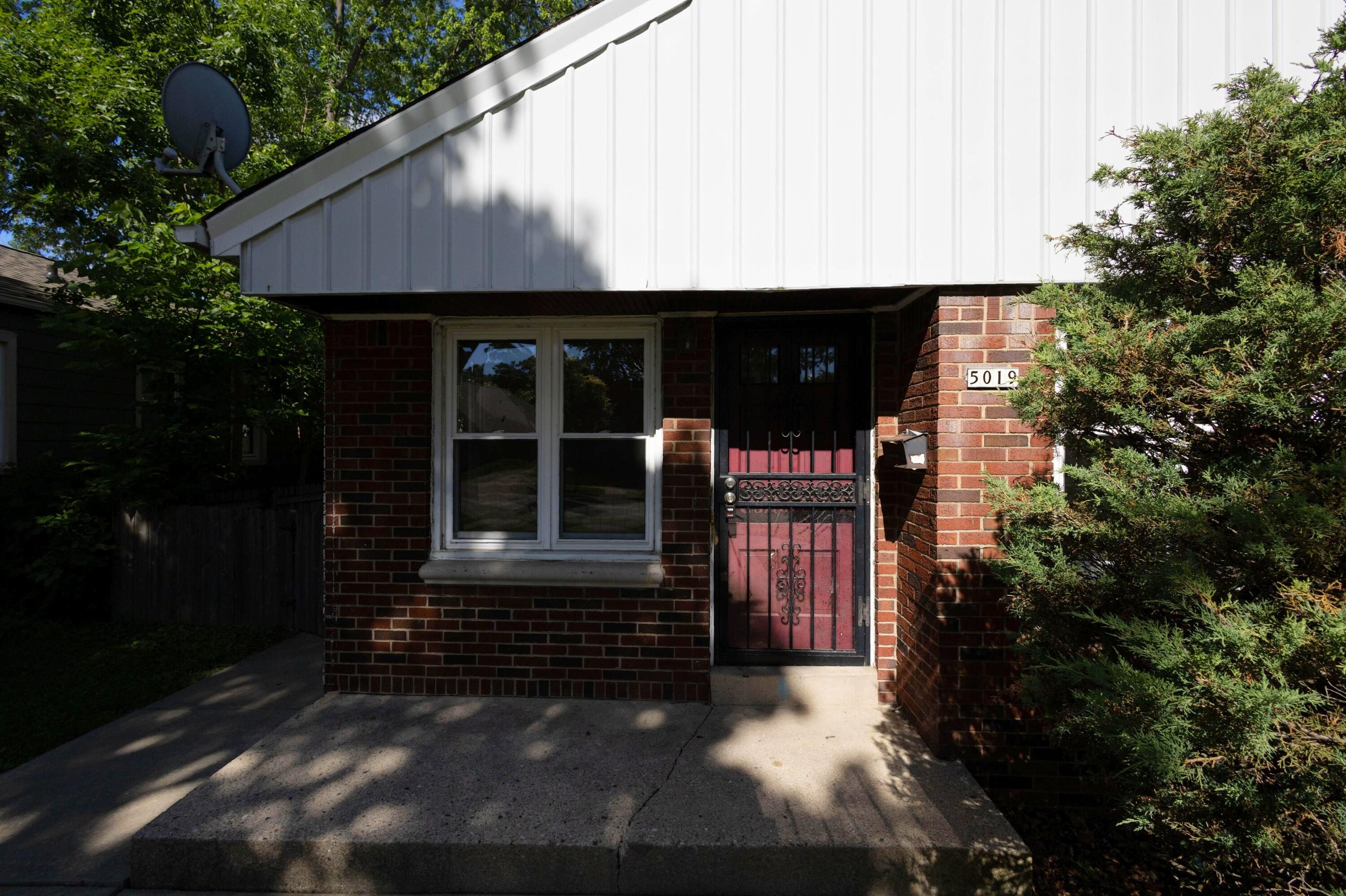 5019 North 24th Street Milwaukee, WI 53209 - Photo 7 of 34 06_5019_N_24th_St-Exterior-0591