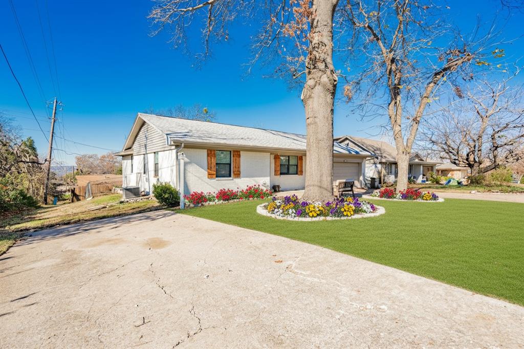 508 Rogers Way Rockwall, TX 75087 - Photo 2 of 25 a front view of a house with garden and porch