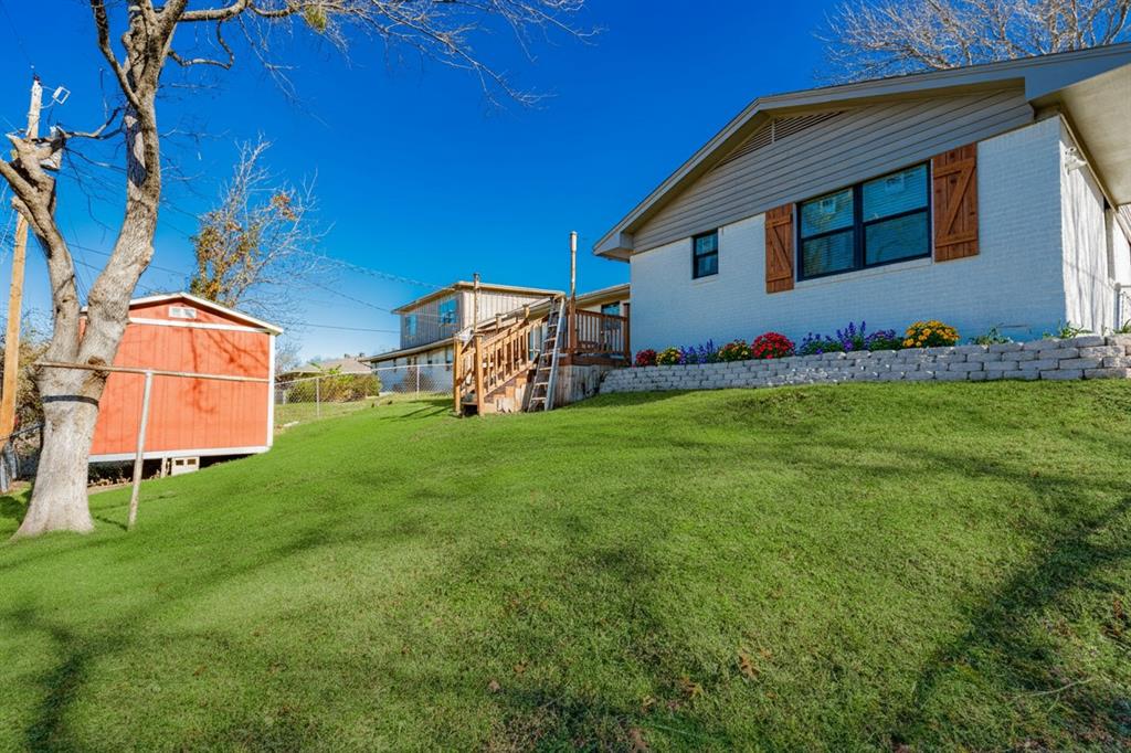 508 Rogers Way Rockwall, TX 75087 - Photo 24 of 25 a backyard of a house with table and chairs
