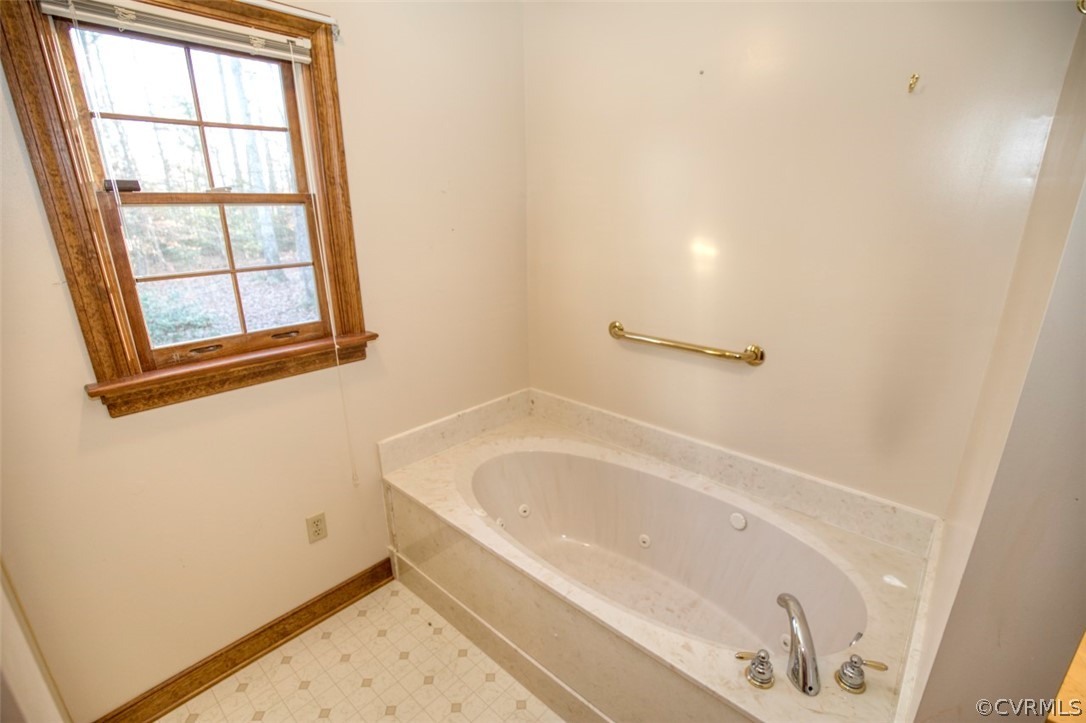 9620 Old Forge Road Providence Forge, VA 23140 - Photo 28 of 39 Primary Bathroom showing Jetted Tub