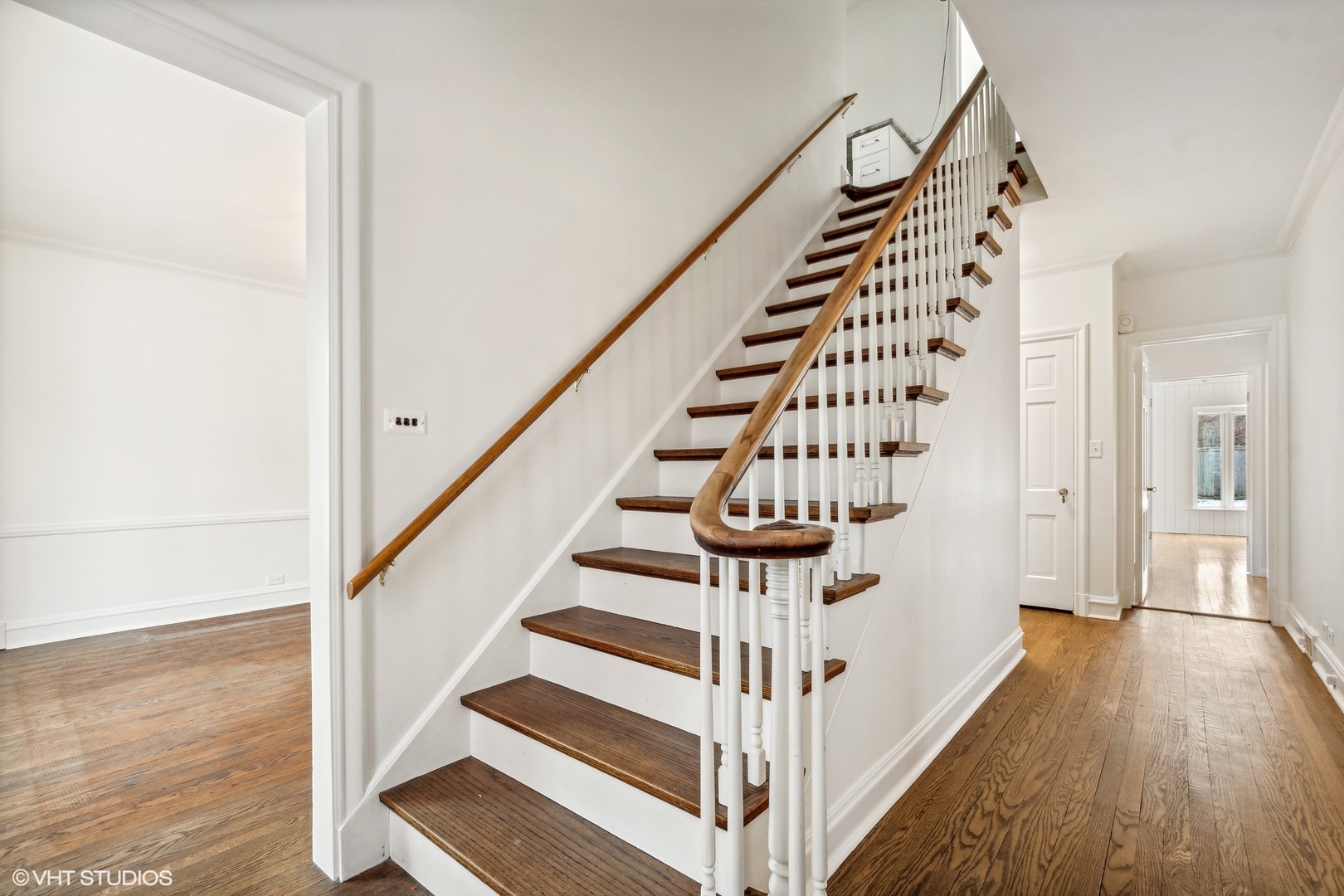 574 Braeside Road Highland Park, IL 60035 - Photo 14 of 29 a view of entryway with wooden floor
