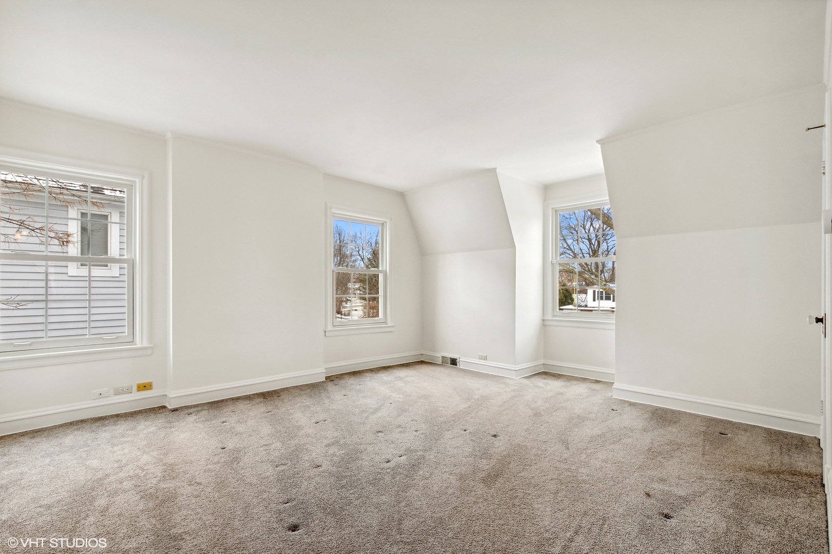574 Braeside Road Highland Park, IL 60035 - Photo 16 of 29 an empty room with windows