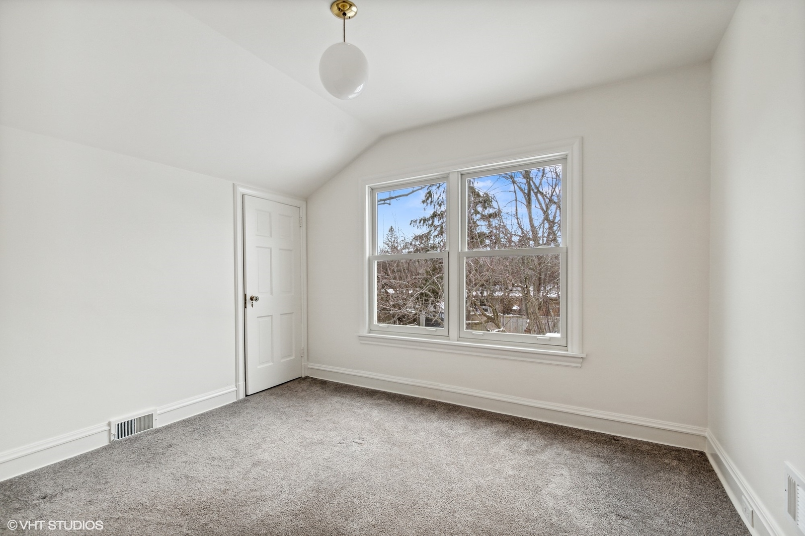 574 Braeside Road Highland Park, IL 60035 - Photo 18 of 29 an empty room with a window