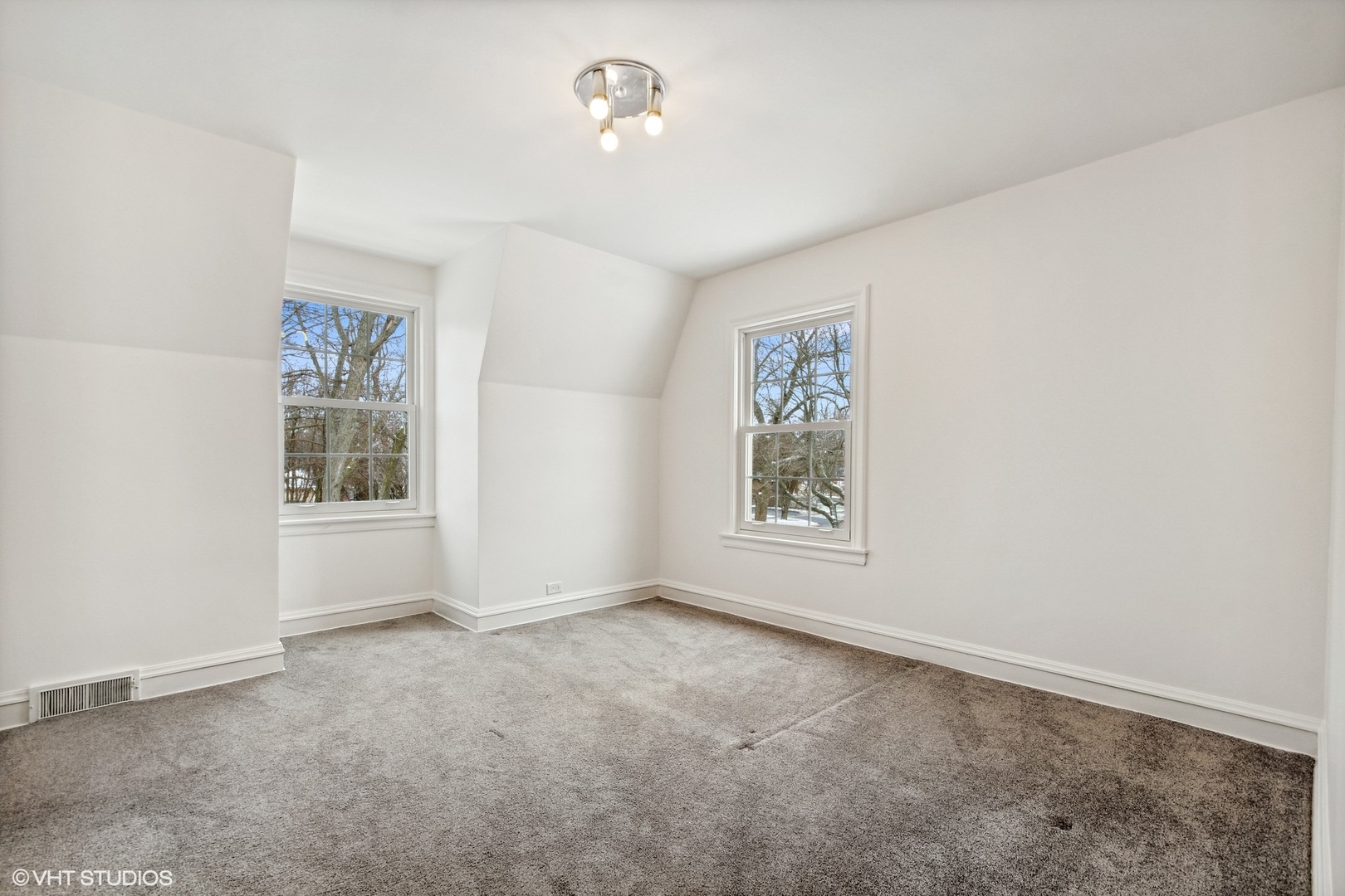 574 Braeside Road Highland Park, IL 60035 - Photo 19 of 29 an empty room with windows and closet