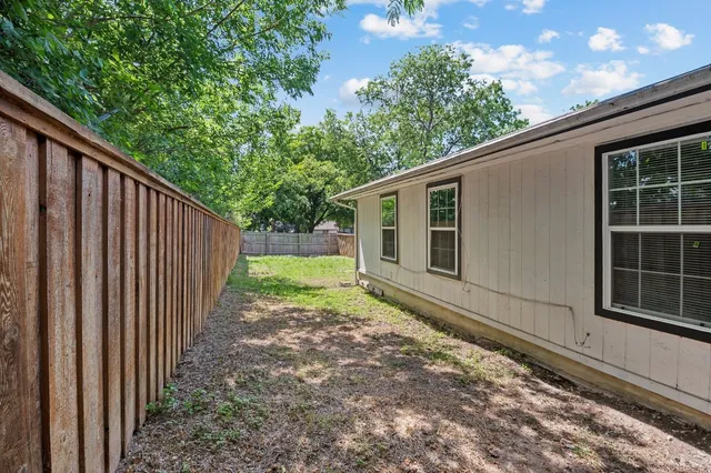 a view of back yard of the house