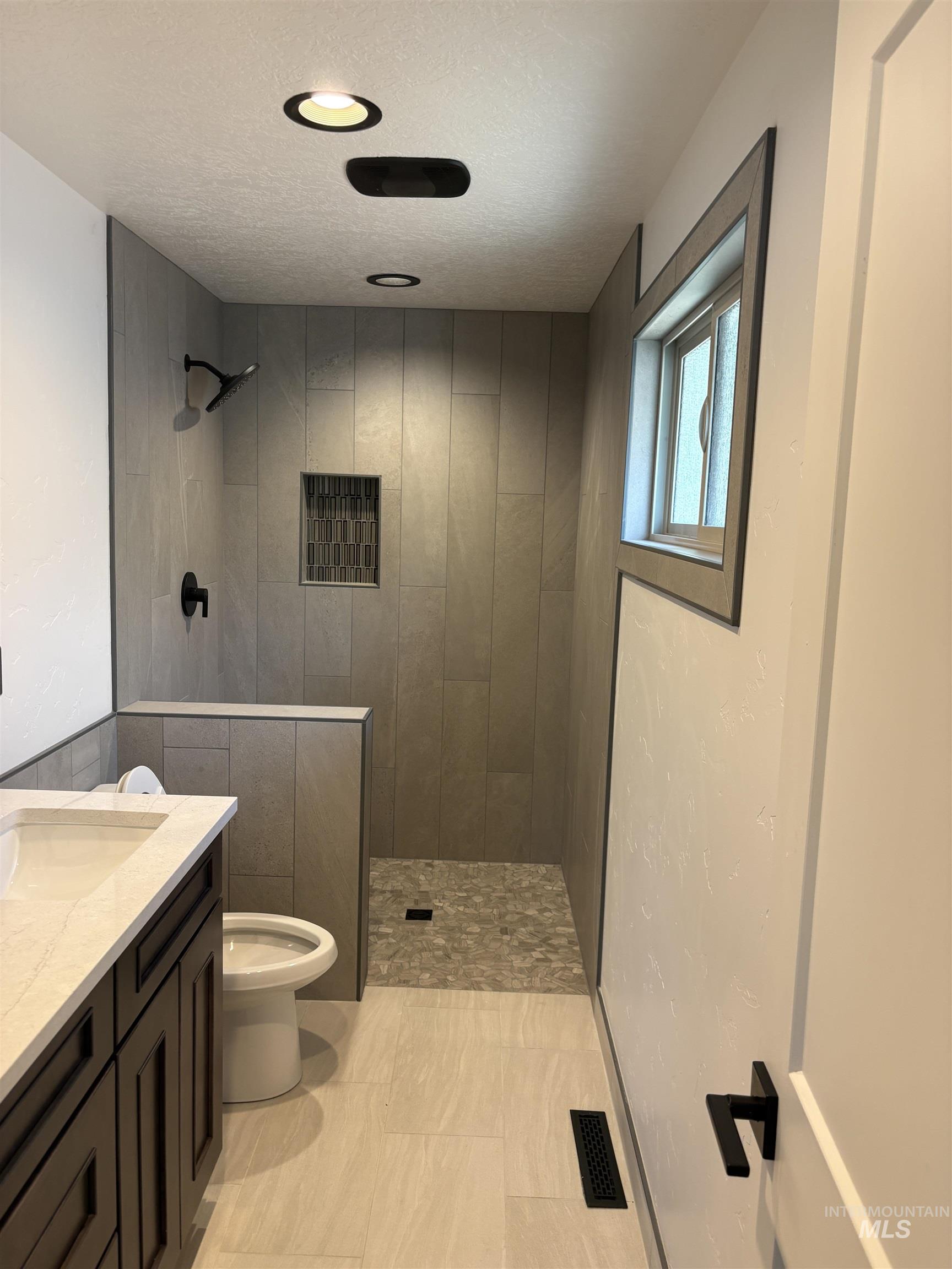 513 Ridge Way Ontario, OR 97914 - Photo 25 of 29 Spacious interior room featuring light gray carpeting and neutral wall paint