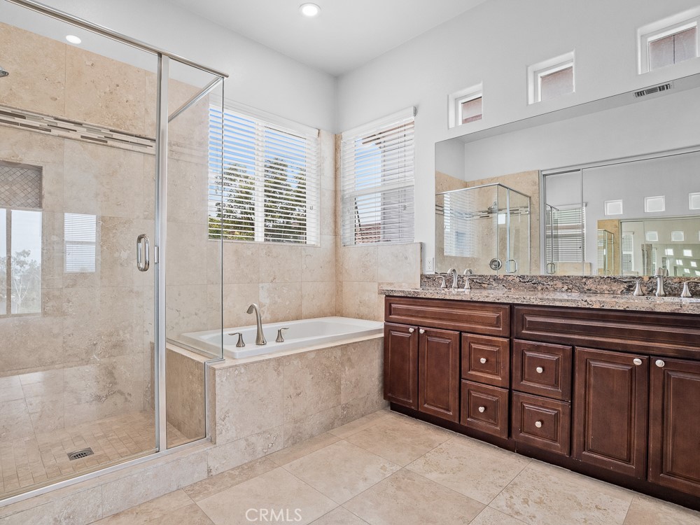 568 Vía Pueblo Riverside, CA 92507 - Photo 29 of 46 Primary bath