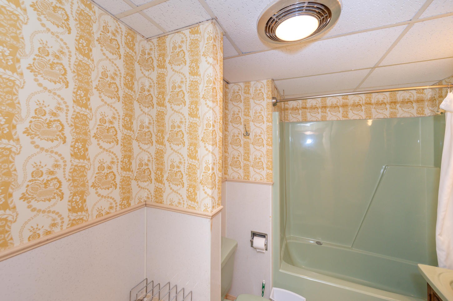 122 Euclid Circle Oak Ridge, TN 37830 - Photo 16 of 20 a bathroom with a shower curtain and a sink