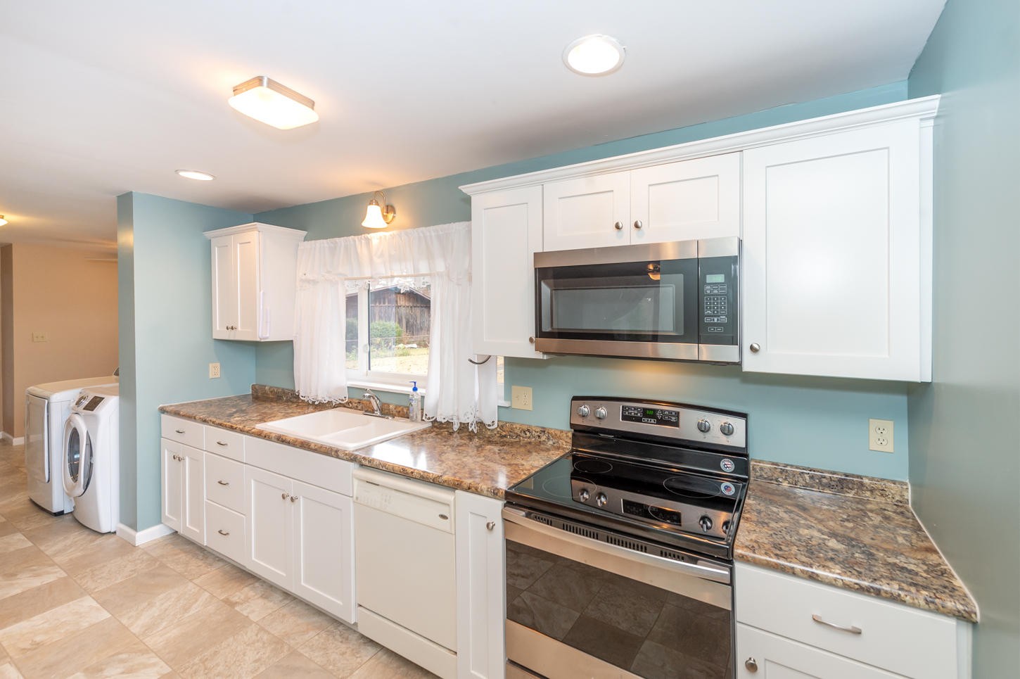 122 Euclid Circle Oak Ridge, TN 37830 - Photo 3 of 20 a kitchen with a stove and a microwave