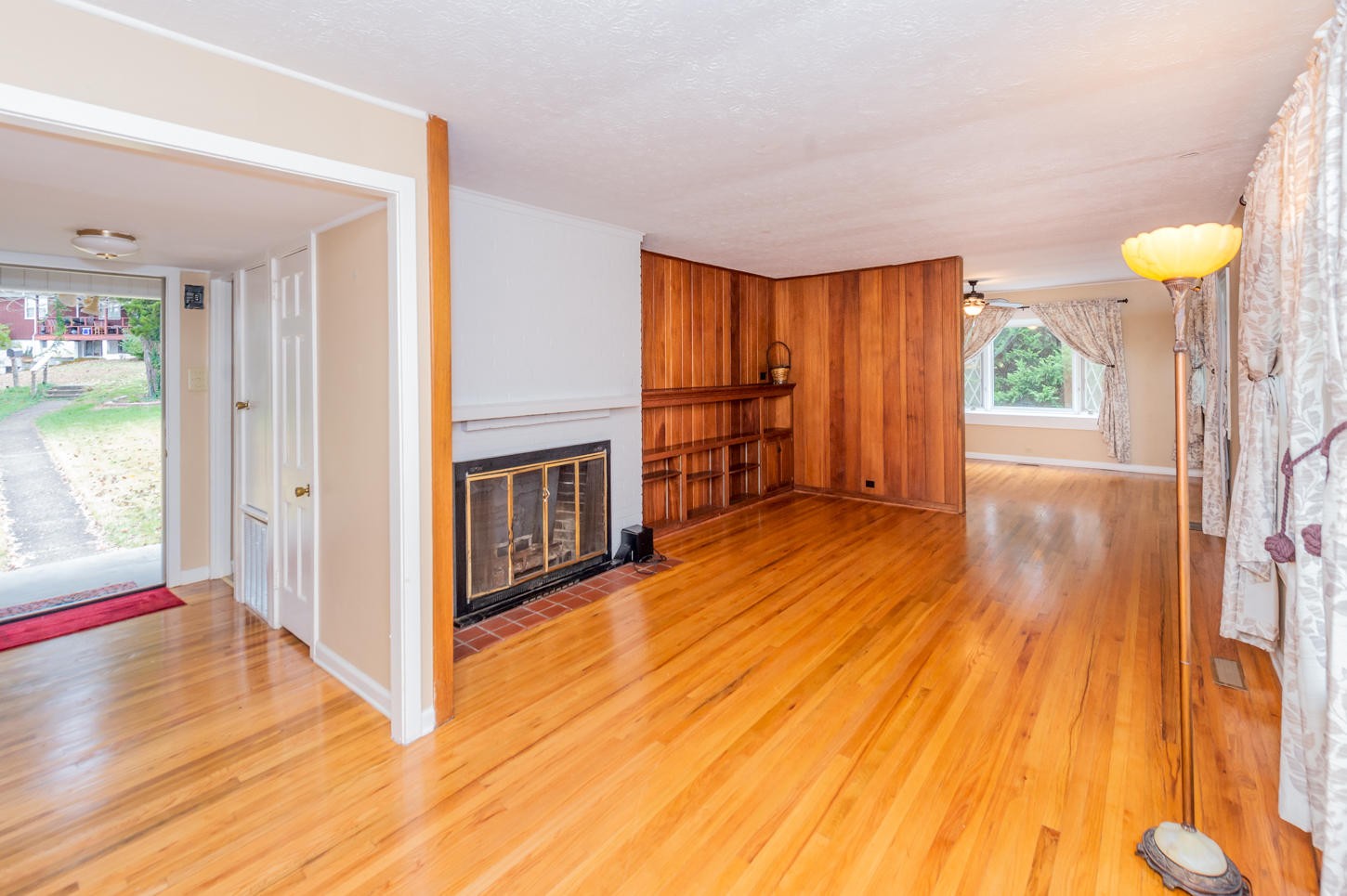 122 Euclid Circle Oak Ridge, TN 37830 - Photo 5 of 20 a view of a room with wooden floor and window