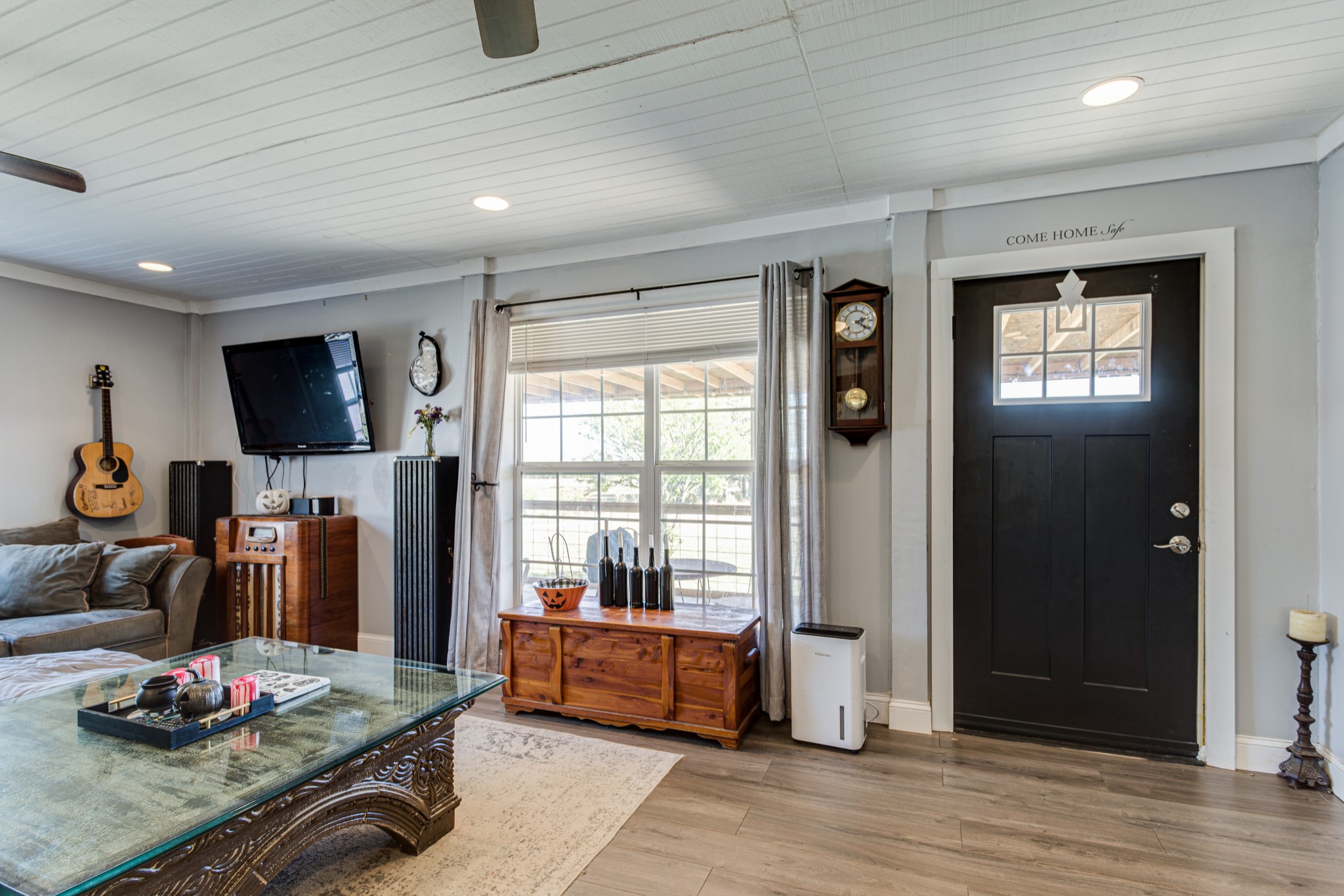 1394 Harpo Road Manchester, TN 37355 - Photo 6 of 32 a living room with furniture and a flat screen tv