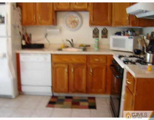 901 Maplecrest Road Edison, NJ 08820 - Photo 5 of 7
