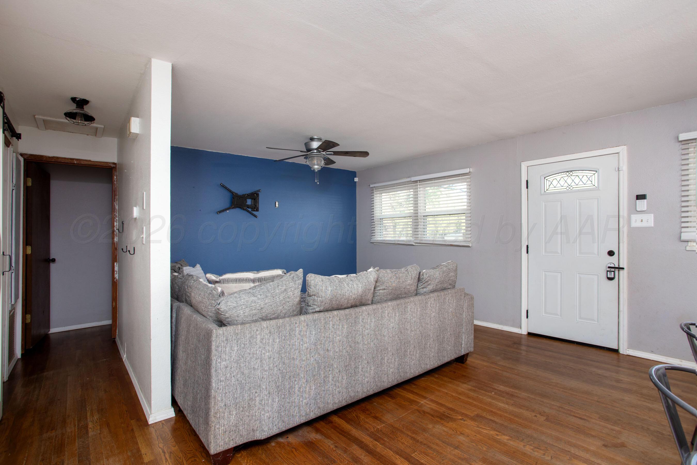 5135 Crockett Street Amarillo, TX 79110 - Photo 6 of 32 Living Room