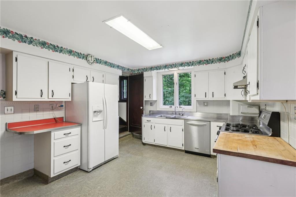 634 West Waldheim Road Pittsburgh, PA 15215 - Photo 17 of 50 a kitchen with granite countertop cabinets and stainless steel appliances