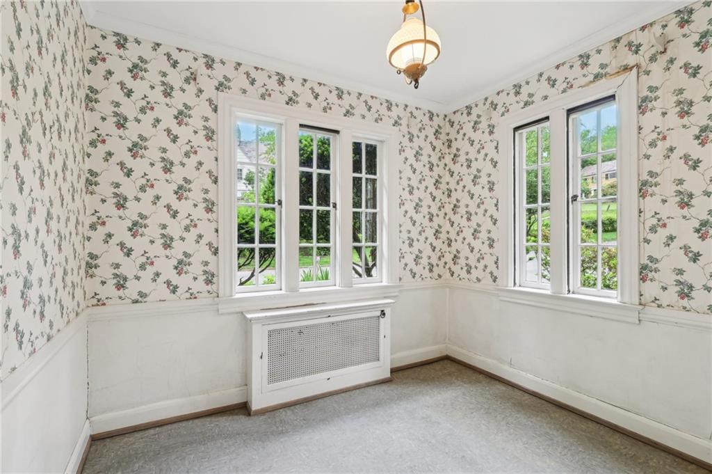 634 West Waldheim Road Pittsburgh, PA 15215 - Photo 20 of 50 an empty room with windows