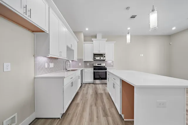 $2,199 | 9 Wellford Street, Unit F, Houston, TX 77022