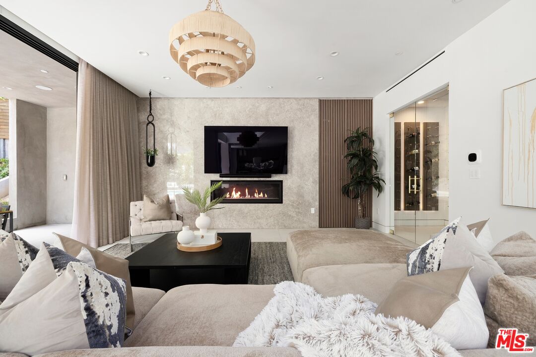 2814 Roscomare Road Los Angeles, CA 90077 - Photo 6 of 36