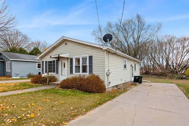 $89,900 | 909 6th Avenue, Menominee, MI 49858