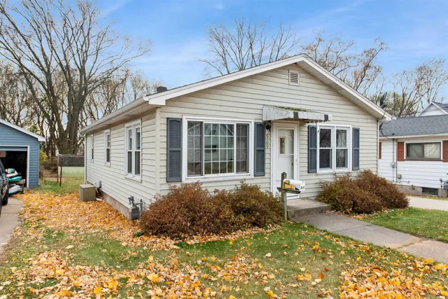 $89,900 | 909 6th Avenue, Menominee, MI 49858