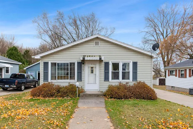 $89,900 | 909 6th Avenue, Menominee, MI 49858