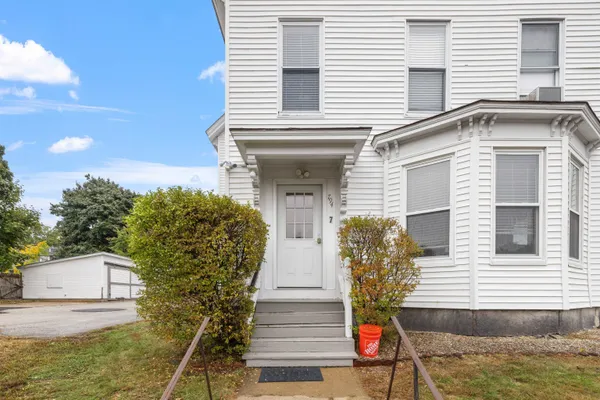 $2,100 | 792 Grove Street, Unit 2, Manchester, NH 03103