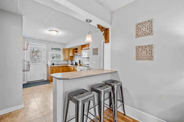 $2,100 | 792 Grove Street, Unit 2, Manchester, NH 03103