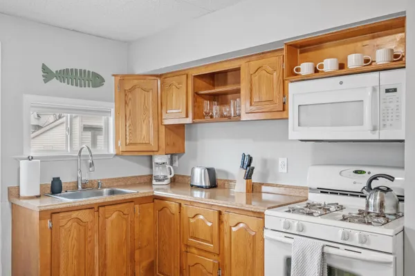 $2,100 | 792 Grove Street, Unit 2, Manchester, NH 03103