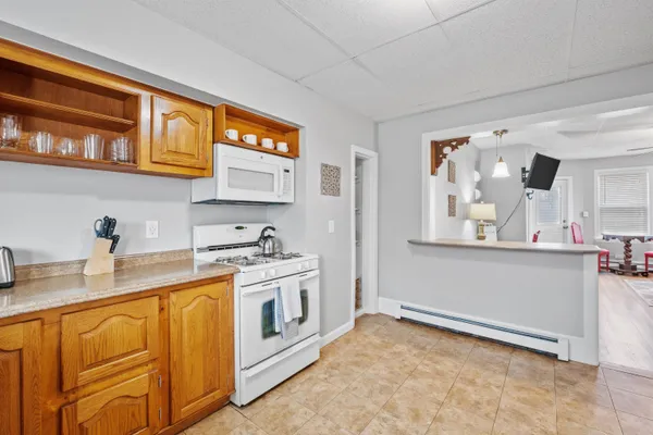 $2,100 | 792 Grove Street, Unit 2, Manchester, NH 03103